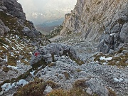 97 Il sentiero ben tracciato e bollato di recente scorre sul fianco del canalone